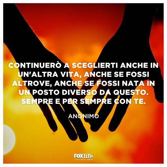 Frase per innamorati Mani di coppia che si sfiorano