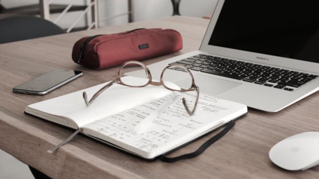 Dieci tecniche per non perdere tempo sui libri Un computer, un quaderno, un paio di occhiali, un astuccio e un cellulare