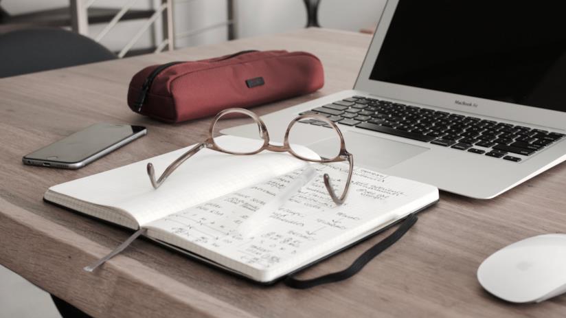 Dieci tecniche per non perdere tempo sui libri Un computer, un quaderno, un paio di occhiali, un astuccio e un cellulare