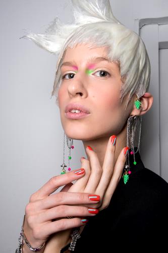 Manicure fluo Unghie con smalto fluorescente