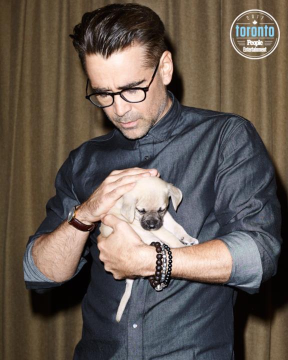 Colin Farrell tiene un cucciolo in braccio