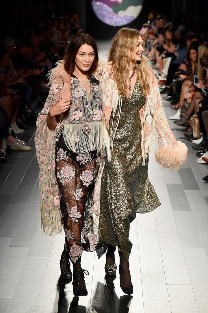 Gigi Hadid e Bella Hadid Gigi Hadid e Bella Hadid in passerella per Anna Sui