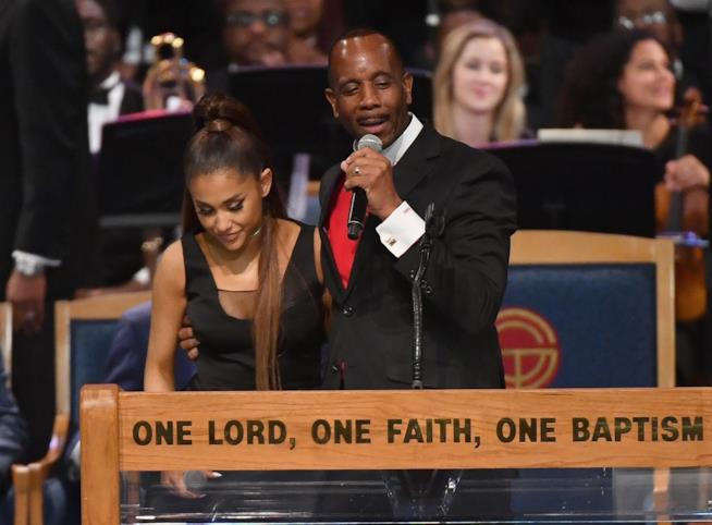 Mike Colter accusato per un tweet ironico su Ariana Grande, palpata da un prete al funerale di Aretha Franklin Ariana Grande al funerale di Aretha Franklin