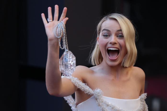 Margot Robbie Margot Robbie agli Oscar tiene in mano la clutch