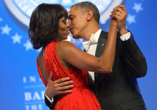 Le coppie più celebri e unite della politica Barack Obama e Michelle in procinto di baciarsi durante un evento