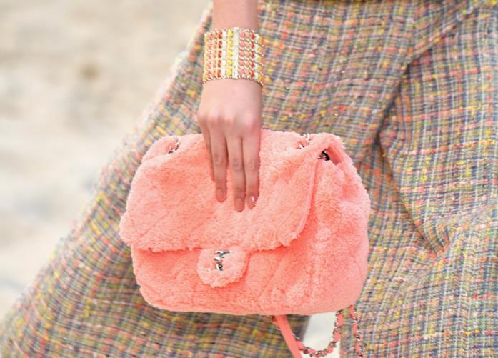 Chanel dice addio a pellicce e pellami esotici Borsa Chanel in finta pelliccia