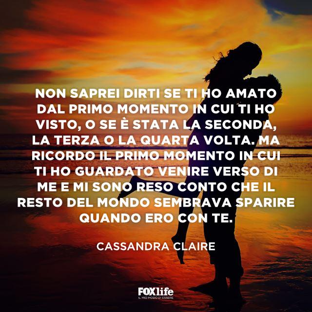 Citazione Cassandra Claire Coppia si abbraccia in riva al mare al tramonto