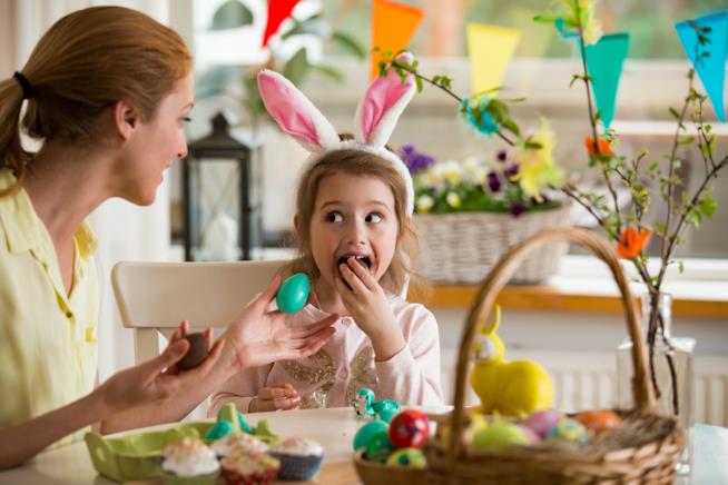 Come passare momenti divertenti con i figli, ispirati alla primavera e alla Pasqua Mamma e figlia a Pasqua