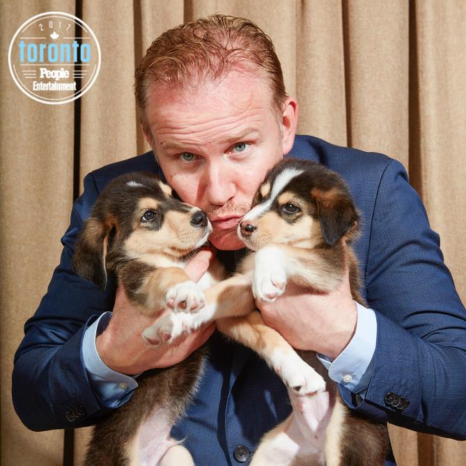 Morgan Spurlock con due cuccioli