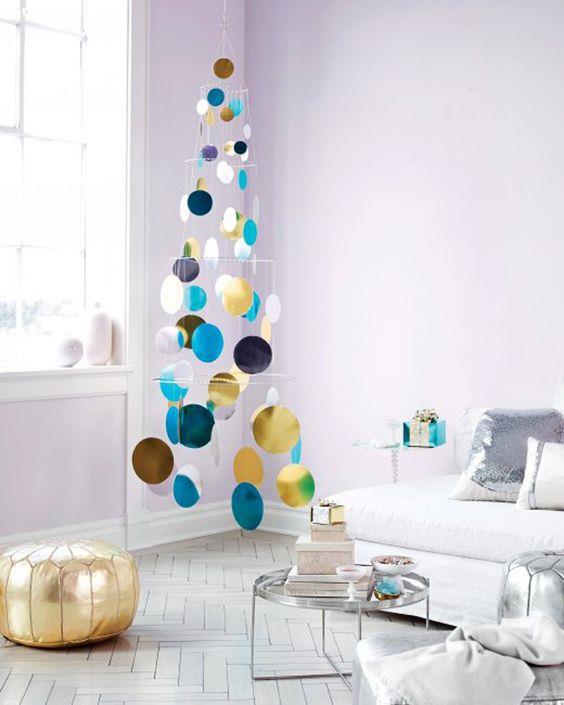 Albero con sfere colorate Albero di Natale con sfere