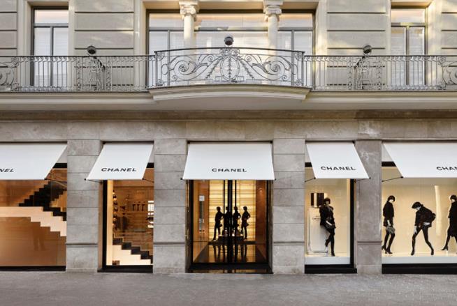 Chanel: indossarlo senza spendere troppo Un negozio di Chanel