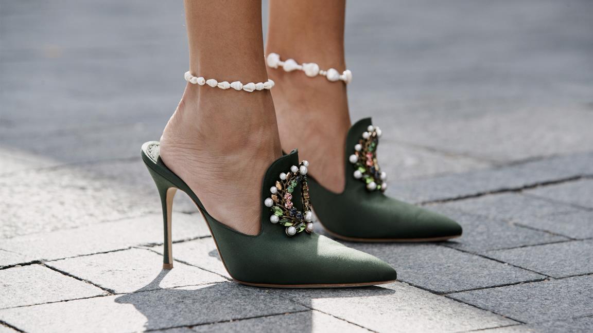 Il bracciale al piede è l'accessorio must dell'estate