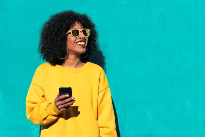Una donna con un cellulare Una donna tiene in mano un cellulare