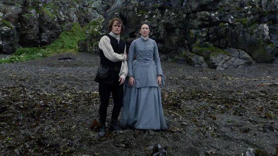 Claire e Jamie Jamie col braccio ferito e Claire sulla spiaggia