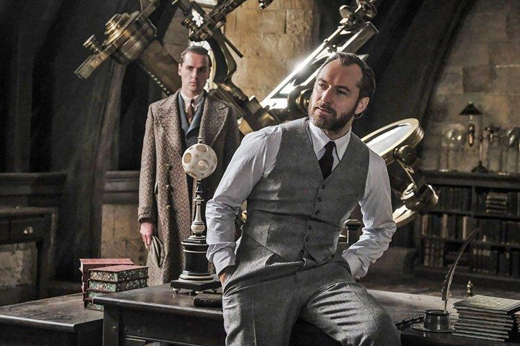 Jude Law in una scena di Animali Fantastici 2 Jude Law è Albus Silente in Animali Fantastici 2