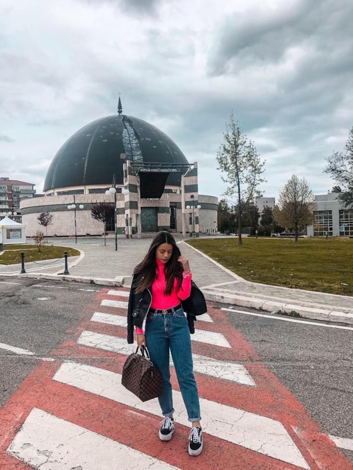 Rossella Dattolo Rossella Dattolo in outfit casual con top fluo e mom jeans