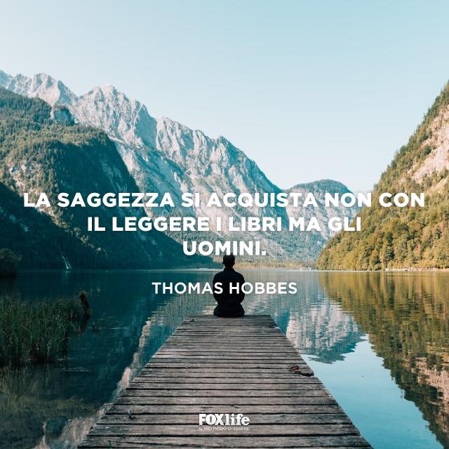 Frase Hobbes Uomo seduto su un pontile di fronte al lago