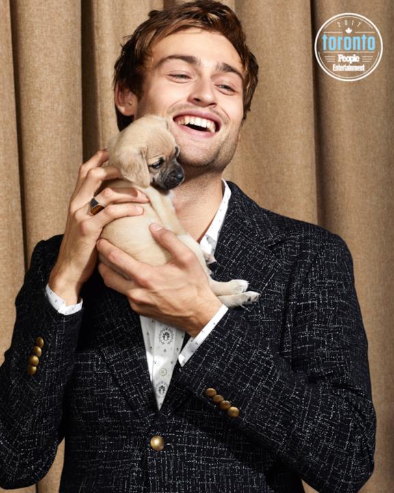 Douglas Booth tiene un cucciolo in braccio