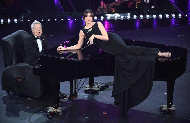 Claudio Baglioni e Virginia Raffaele a Sanremo 2019 Claudio Baglioni e Virginia Raffaele nella seconda serata di Sanremo 2019
