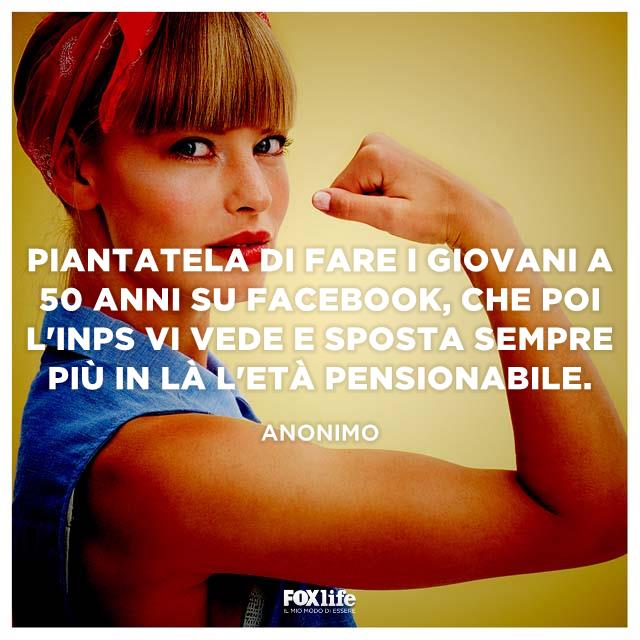 Battuta sugli atteggiamento delle persone sui social Donna che mostra il muscolo