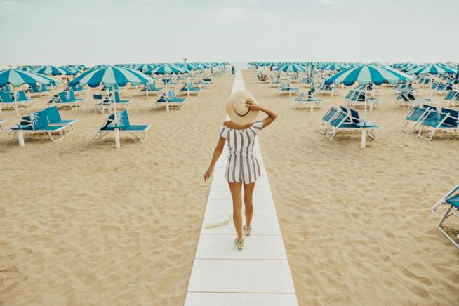 vacanze al mare per donne single donna sulla spiaggia