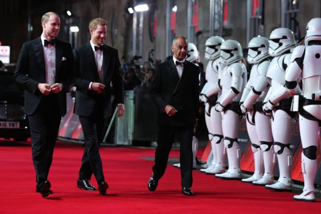 Il Principe William e il Principe Harry hanno sfilato sul red carpet di Star Wars Harry e William sul red carpet del film Star Wars: Gli ultimi Jedi
