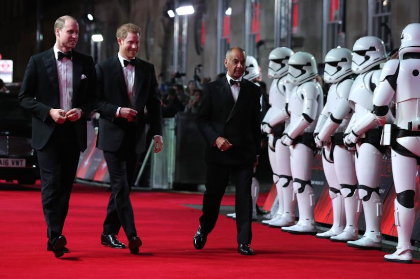 Il Principe William e il Principe Harry hanno sfilato sul red carpet di Star Wars Harry e William sul red carpet del film Star Wars: Gli ultimi Jedi
