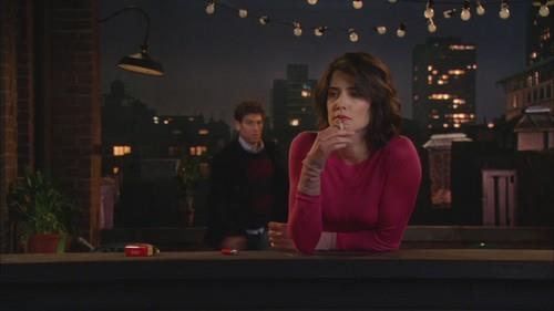 How I Met Your Mother Ted arriva mentre Robin fuma una sigaretta sul tetto