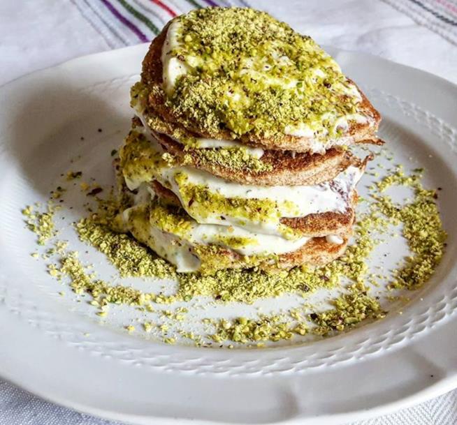 Torretta di pancake al pistacchio Frittelle alla crema e pistacchio