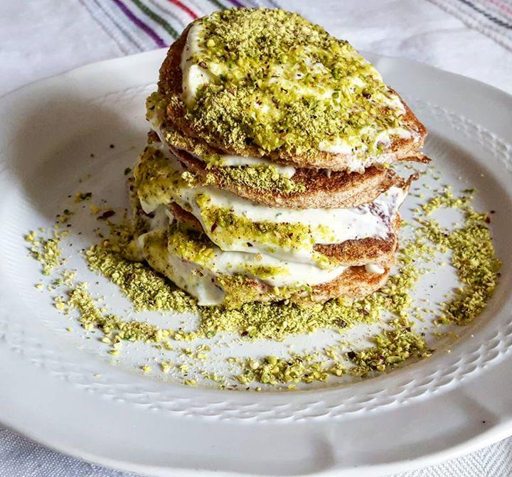 Torretta di pancake al pistacchio Frittelle alla crema e pistacchio