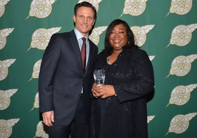 Tony Goldwin, Fitz in Scandal, ha dichiarato che Shonda vuole molti nudi maschili nelle sue serie Tony Goldwin e Shonda Rhimes agli ICG Publicists Awards