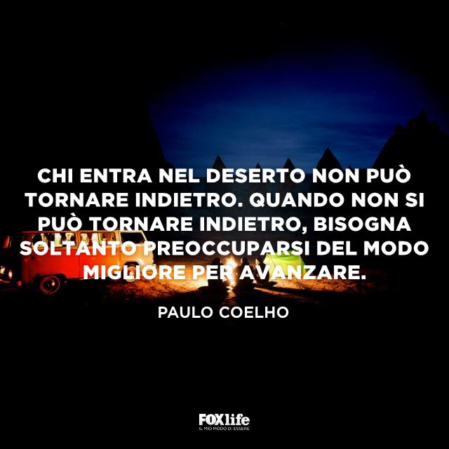 Chi entra nel deserto Persone in campeggio di notte