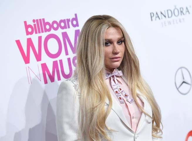 La cantante Kesha parla del suo avvistamento UFO Kesga al Billboard Women in Music