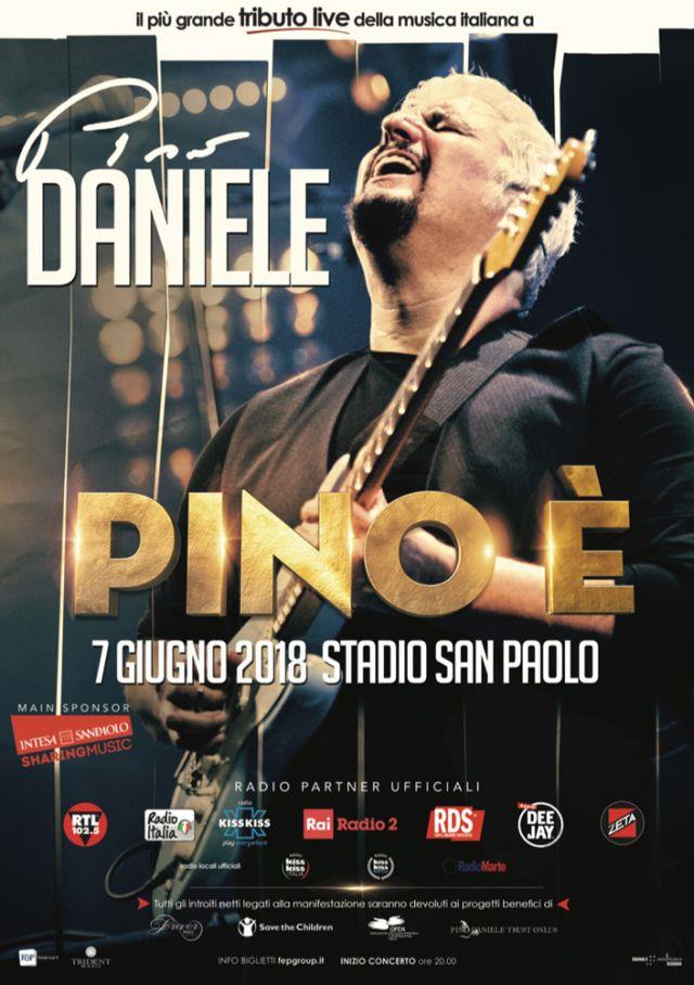Pino è. Il concerto al San Paolo per Pino Daniele La locandina di Pino è, con Pino Daniele che suona la chitarra