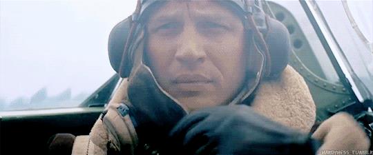 Una gif di Tom Hardy nel film Dunkirk Tom Hardy in una gif tratta dal Dunkirk