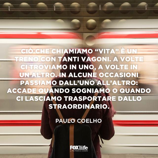 La vita è un treno Ragazza aspetta il treno