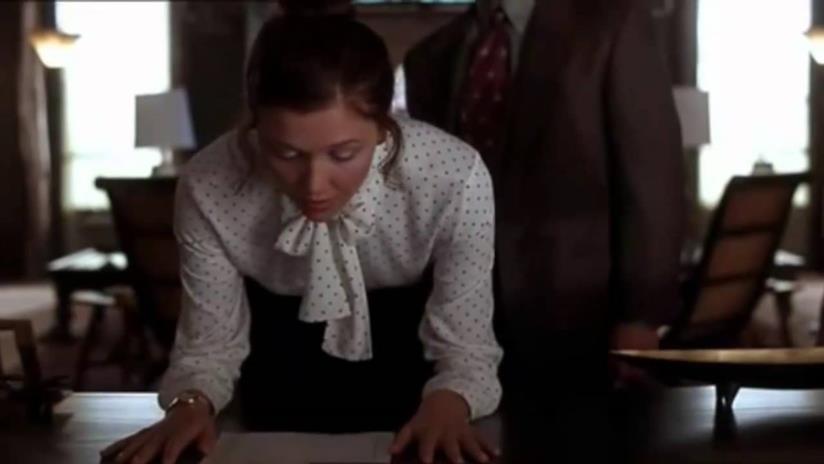 Maggie Gyllenhaal protagonista di Secretary Una scena del film Secretary