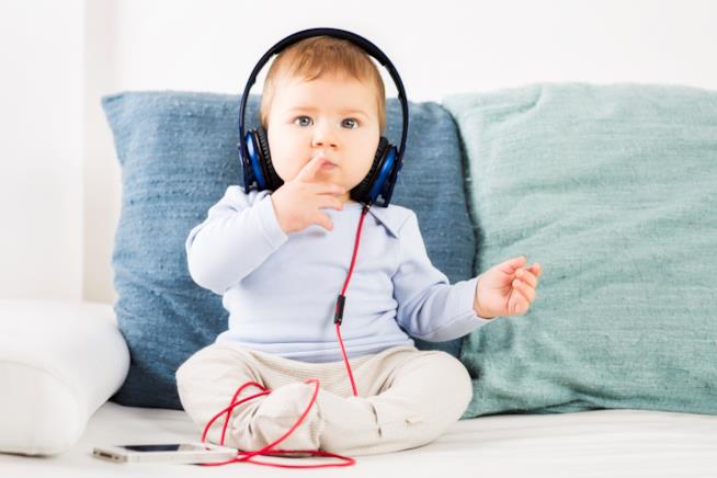I bambini adorano ascoltare musica e cantare! Un bambino ascolta la musica