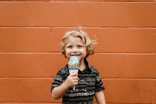 Torna l’iniziativa del gelato sospeso Bambino con gelato