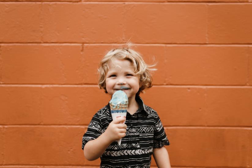 Torna l’iniziativa del gelato sospeso Bambino con gelato