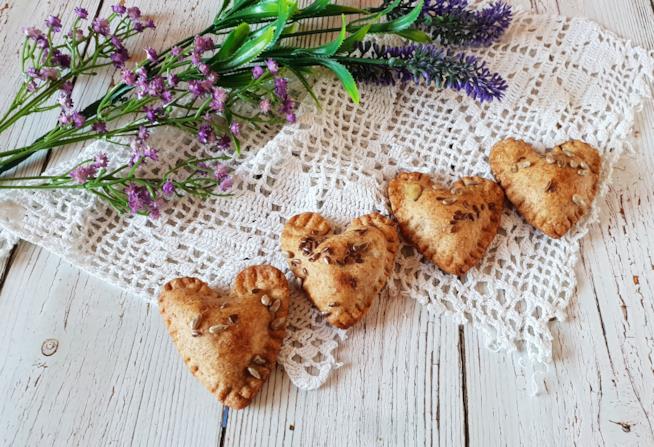 Biscotti salati Quattro biscotti a forma di cuore
