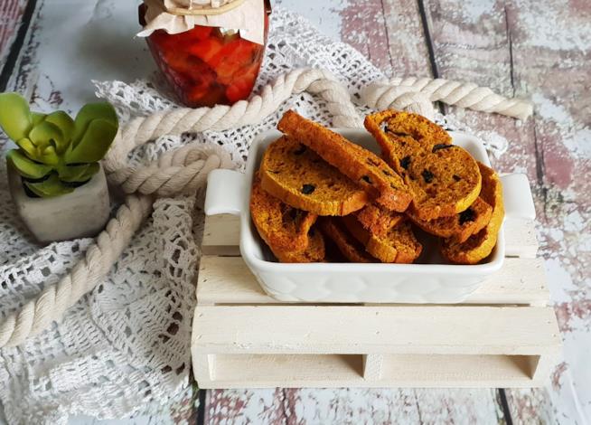 Biscotti salati alla curcuma Fette croccanti con olive nere