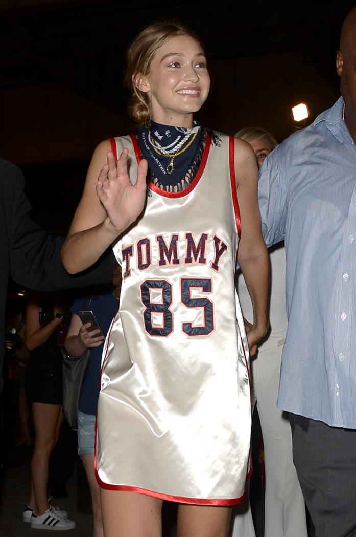 Gigi Hadid Tommy Hilfiger Gigi Hadid con un abito Tommy Hilfiger