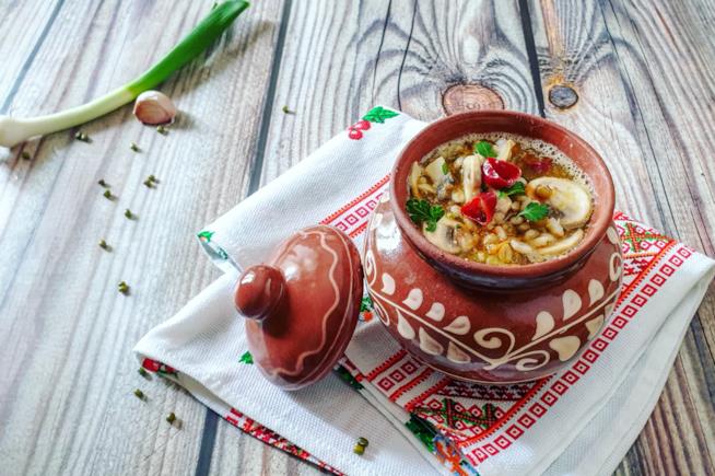 Zuppa di legumi e cereali Tegame con verdura e legumi