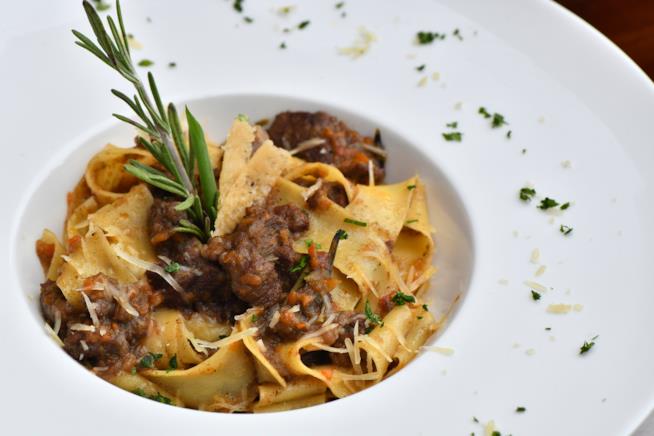 Pappardelle al ragù di cinghiale alla maremmana, la ricetta La ricetta toscana delle pappardelle al ragù di cinghiale