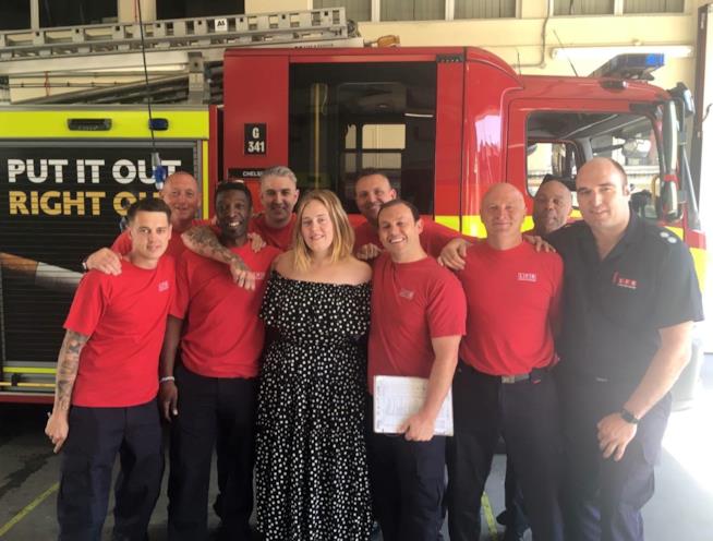 Adele ha fatto visita ai pompieri della Grenfell Towe Adele con i pompieri impegnati con le ricerche nella Grenfell Tower