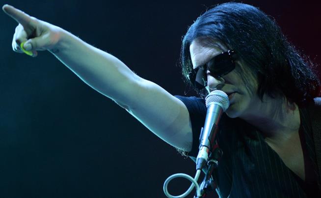 Il cantante dei Placebo con gli occhiali da sole e un braccio alzato I Placebo in Italia agli I-Days di Milano