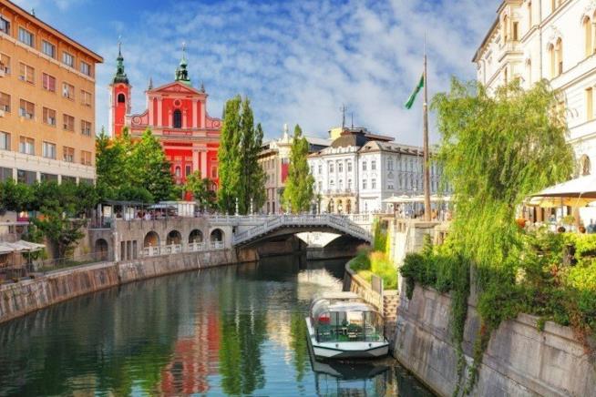 Lubiana, tra le città europee preferite per un city break Lubiana, capitale della Slovenia, offre ai visitatori scenari da cartolina