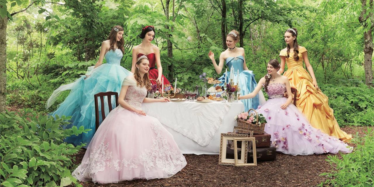 Le principesse Disney sedute a tavola nella foresta