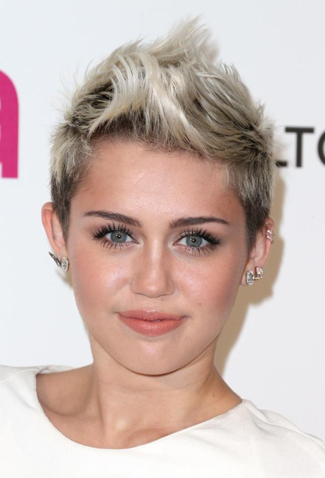 Miley Cyrus in primo piano con capelli cortissimi e biondi